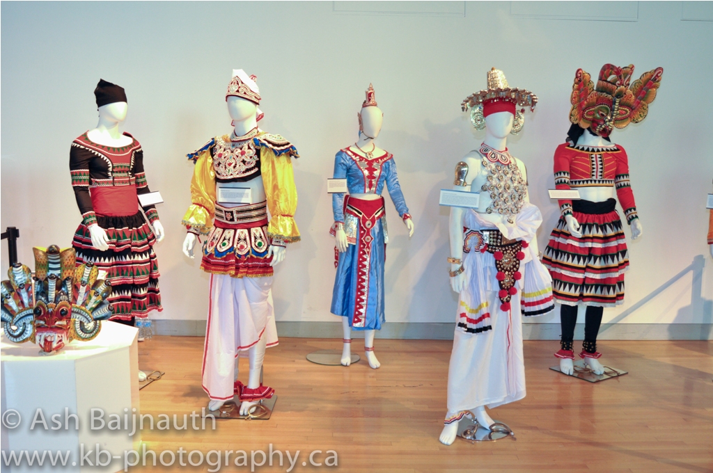 Sri_Lanka_traditional_costumes_in_display